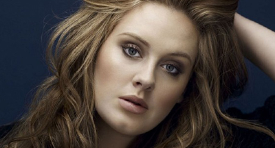 Adele ribatte a Lagerfeld: “Rappresento la maggioranza delle donne e ne sono orgogliosa”