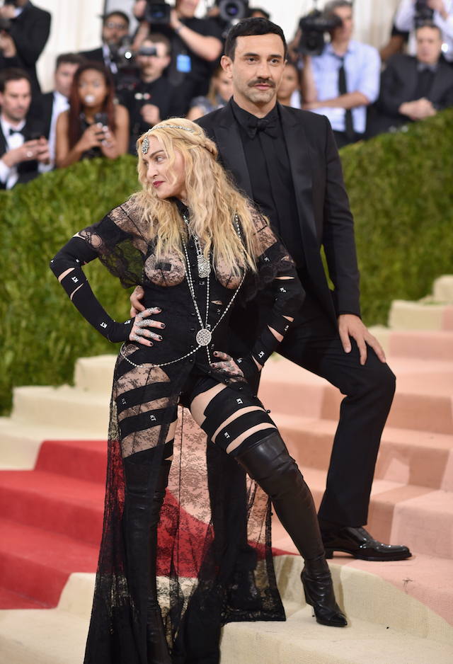Madonna e lo stilista Ricccardo Tisci (Dimitrios Kambouris/Getty Images)