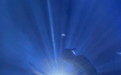 Il coraggio della penombra: l’abbraccio nudo di Niccolò Fabi alla sua Roma