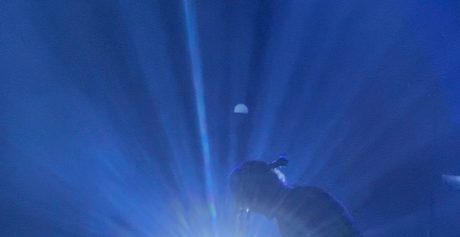 Il coraggio della penombra: l’abbraccio nudo di Niccolò Fabi alla sua Roma