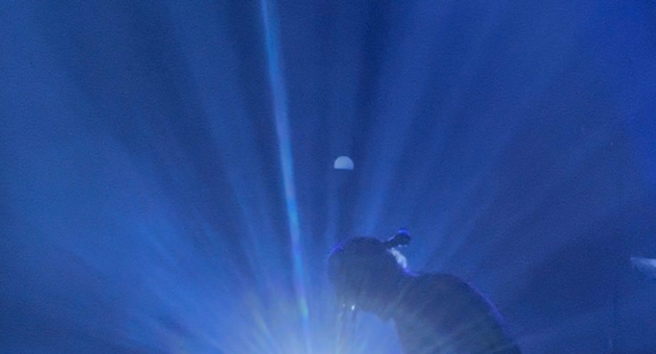 Il coraggio della penombra: l’abbraccio nudo di Niccolò Fabi alla sua Roma