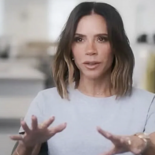 Victoria Beckham rivela le sue difficoltà con l’immagine corporea e i disturbi alimentari: “Sono davvero devastanti”