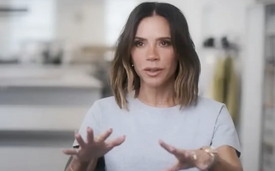 Victoria Beckham rivela le sue difficoltà con l’immagine corporea e i disturbi alimentari: “Sono davvero devastanti”