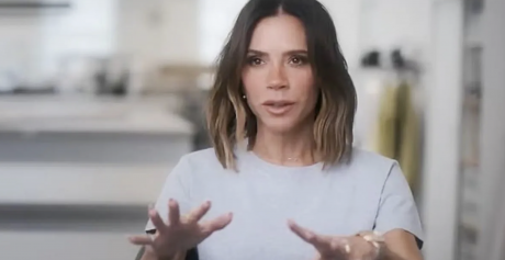 Victoria Beckham rivela le sue difficoltà con l’immagine corporea e i disturbi alimentari: “Sono davvero devastanti”