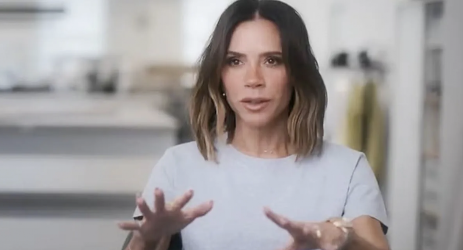 Victoria Beckham rivela le sue difficoltà con l’immagine corporea e i disturbi alimentari: “Sono davvero devastanti”