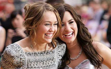Miley Cyrus e Demi Lovato difendono le curve su twitter