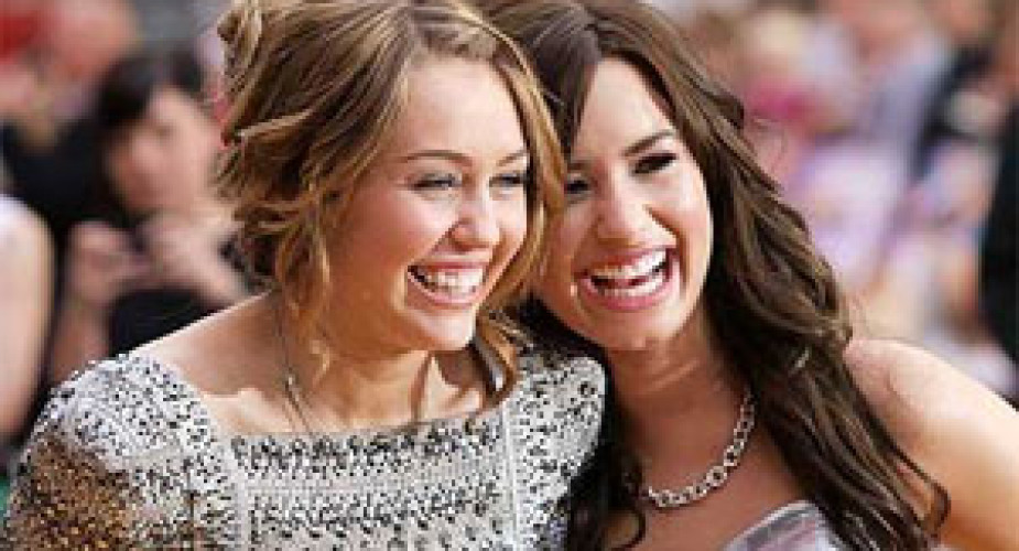 Miley Cyrus e Demi Lovato difendono le curve su twitter