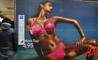 Un artista contro H&M:sulla cartellonistica compare la barra di Photoshop