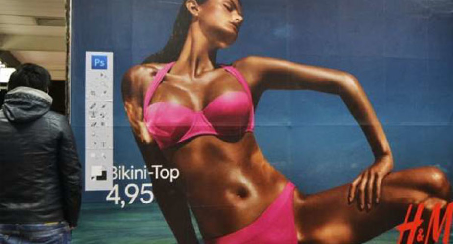Un artista contro H&M:sulla cartellonistica compare la barra di Photoshop
